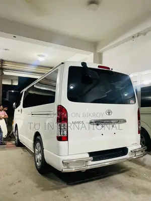 Toyota HiAce 2021 White