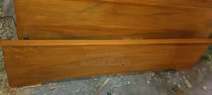 একটি বড় সেমি খাট