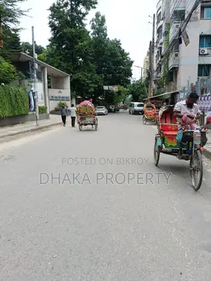 Nearby Avenue 5 Katha South Sector-13
