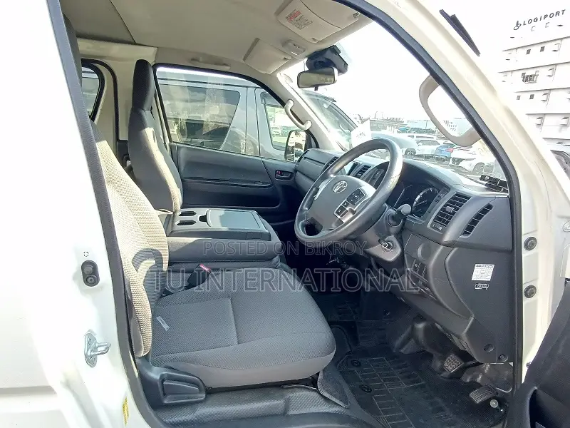Toyota HiAce 2021 White