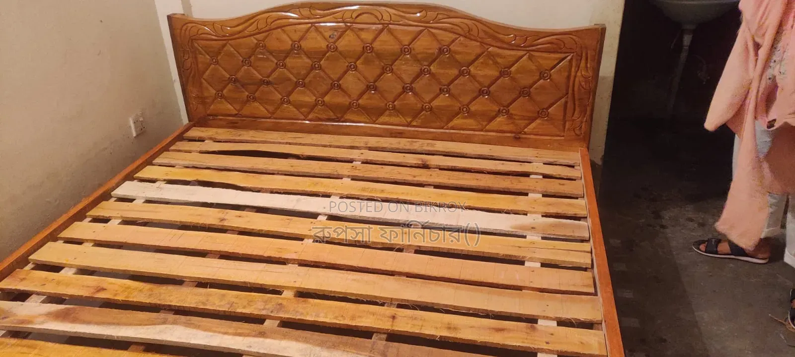 6/7 Feet Mahogany Wood Bed Offer