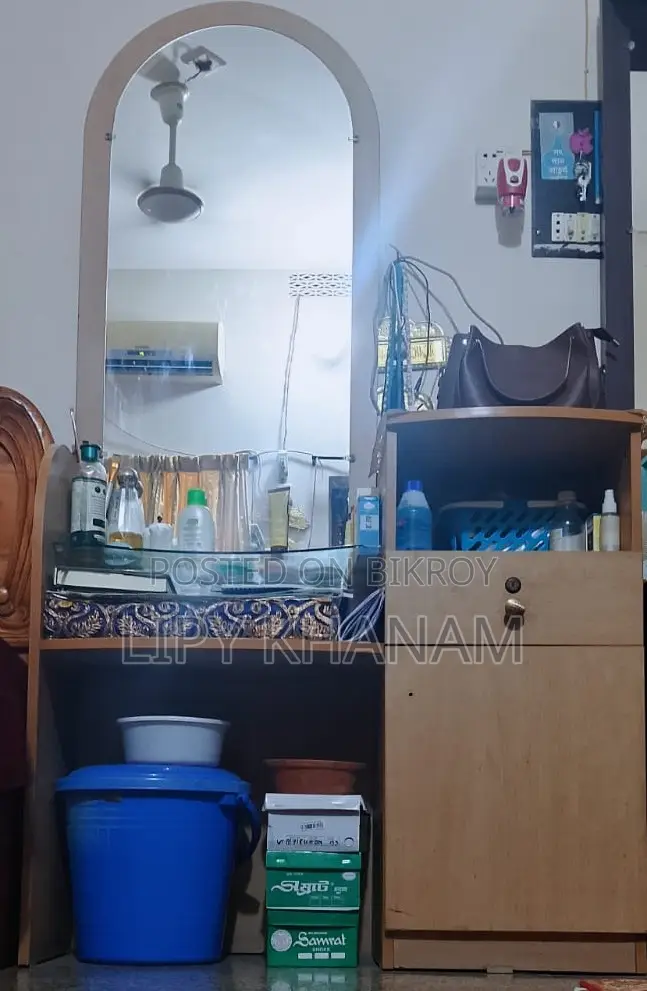 অটোবির ড্রেসিং টেবিল।