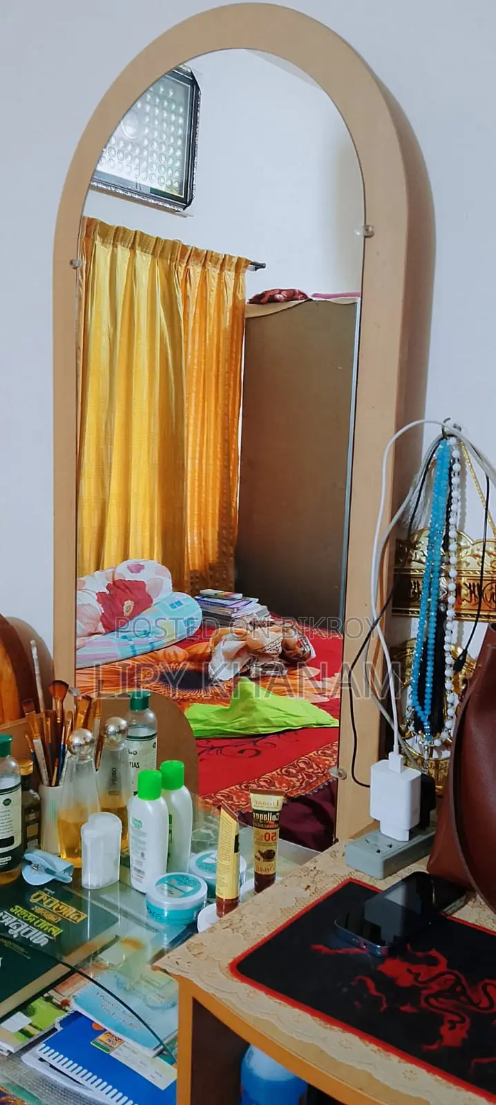 অটোবির ড্রেসিং টেবিল।