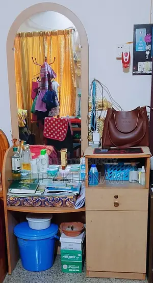 অটোবির ড্রেসিং টেবিল।