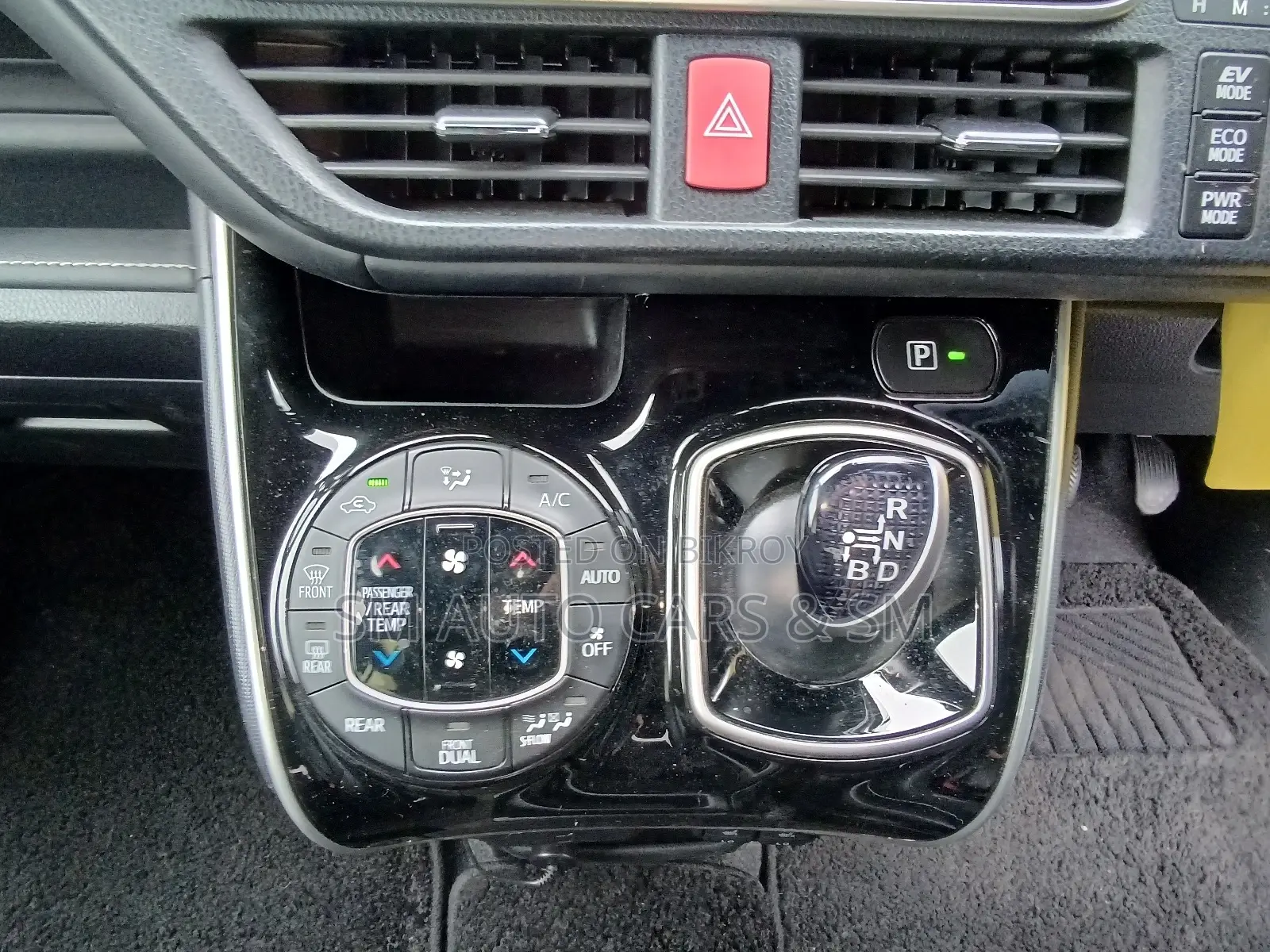 Toyota Esquire 1.8 FWD Hybrid (7 Seater) 2021 Pearl