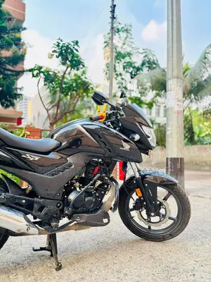 হোন্ডা সিবি ২০২৫ কালো