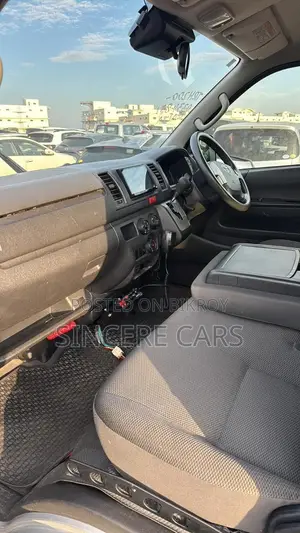Toyota HiAce 2021 Silver