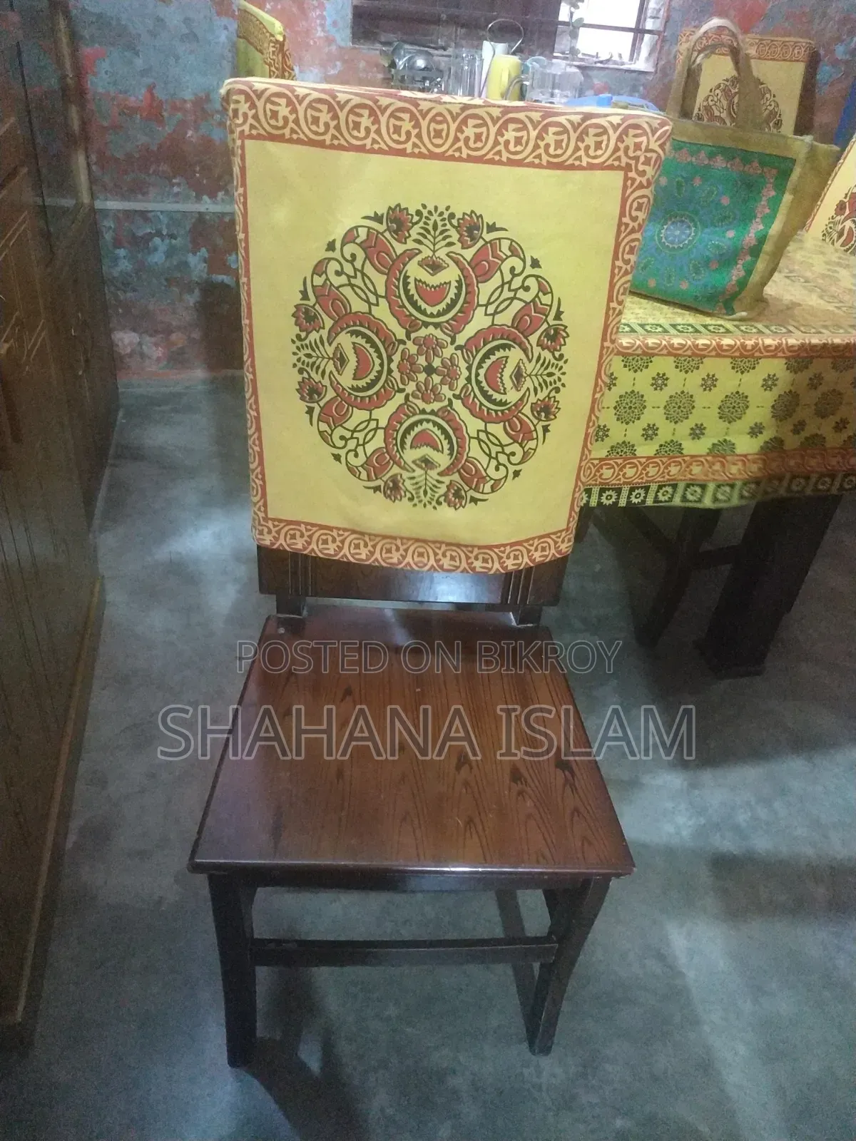 ডাইনিং টেবিল