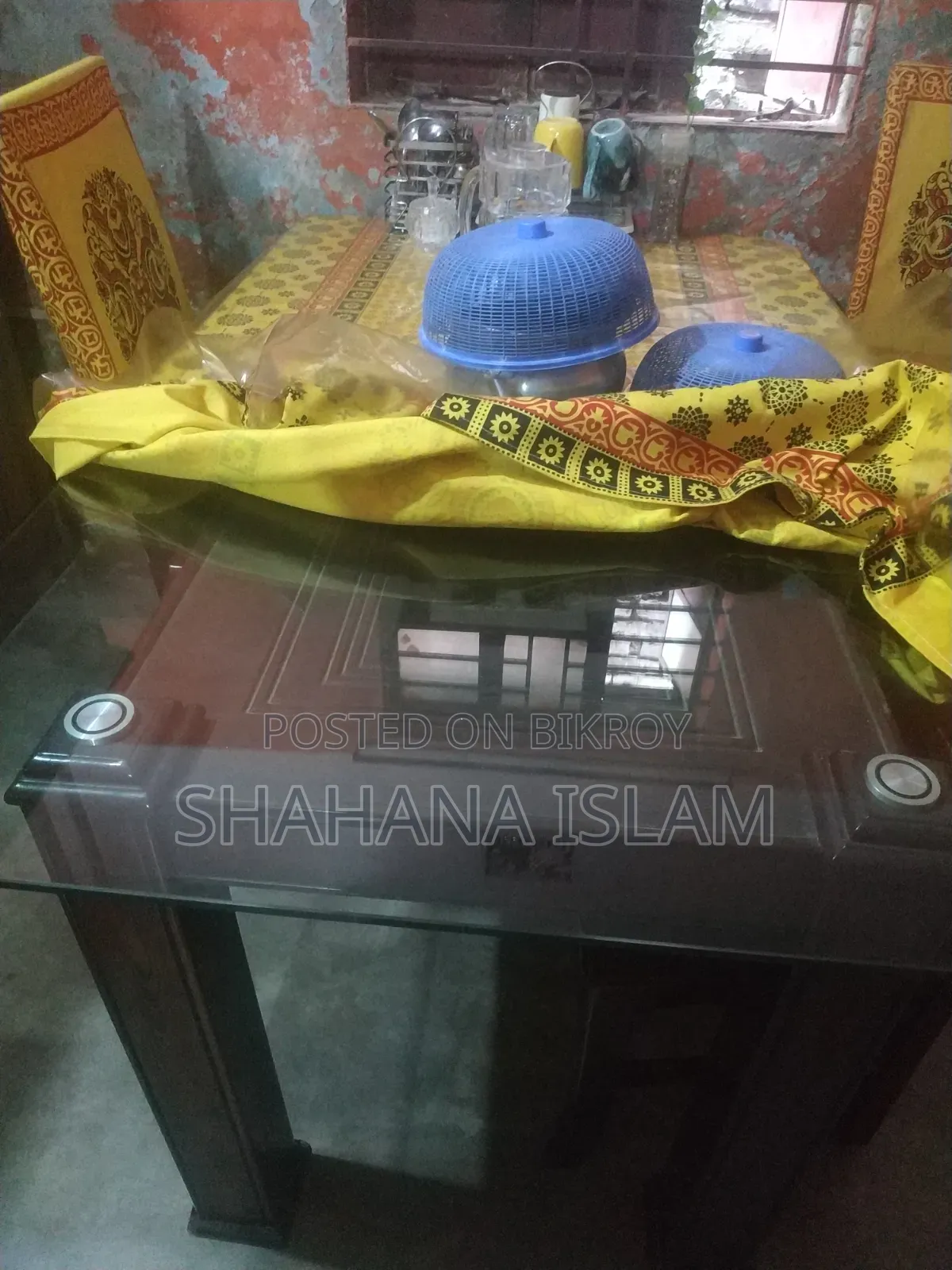ডাইনিং টেবিল
