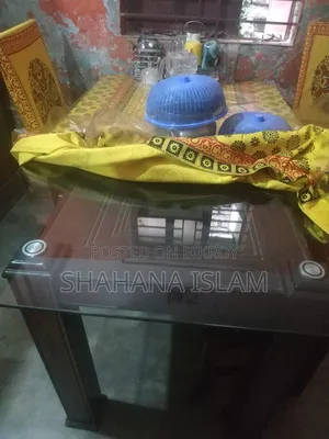 ডাইনিং টেবিল