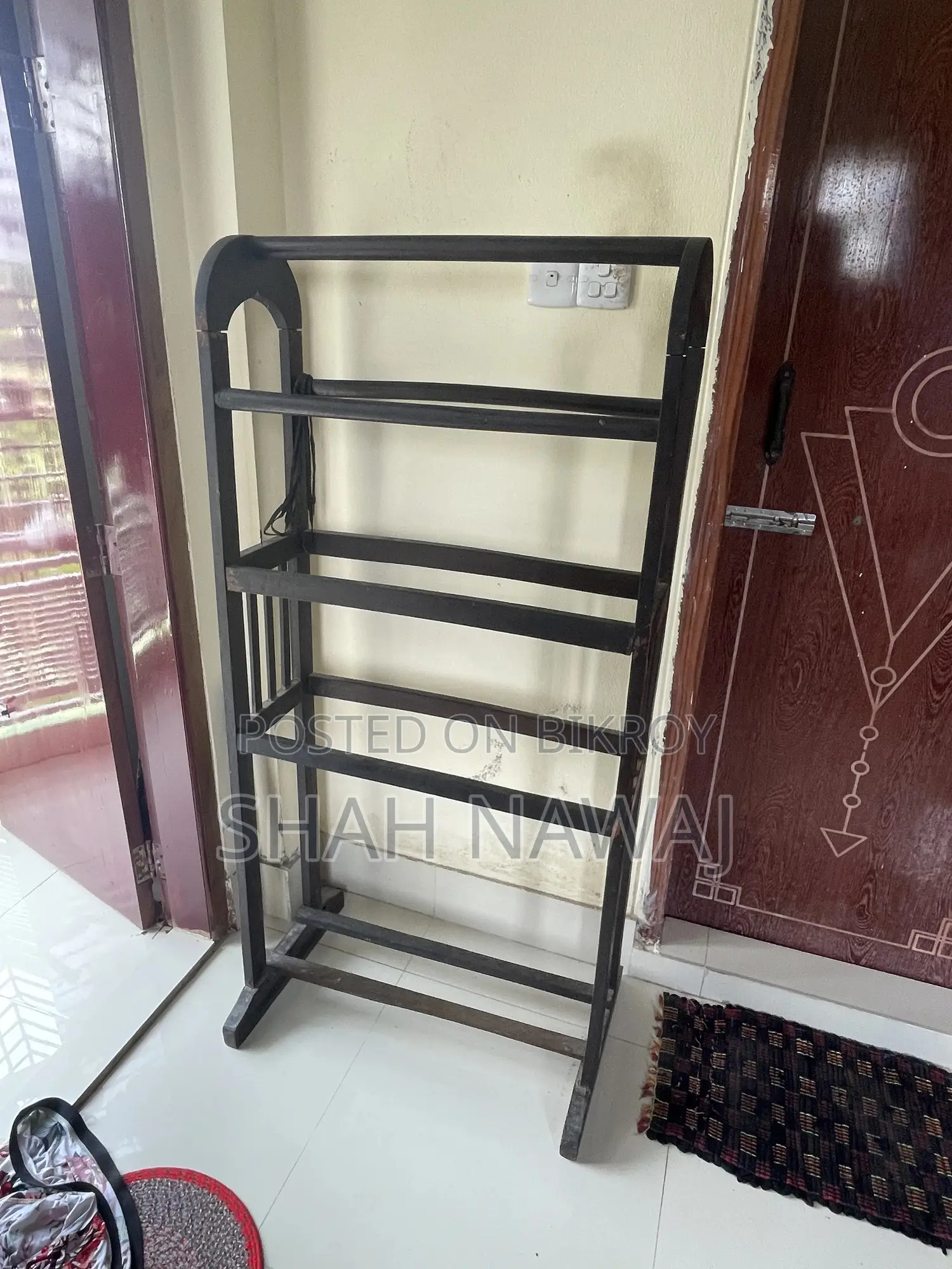 আলনা (কাপড় রাখার জন্যে )