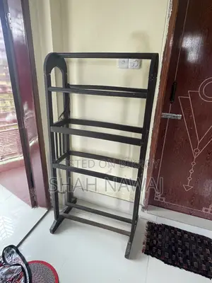 আলনা (কাপড় রাখার জন্যে )