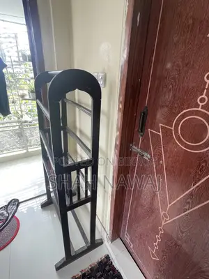 আলনা (কাপড় রাখার জন্যে )