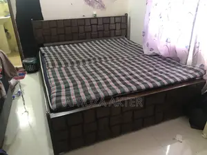 ওক কাঠের বিছানা