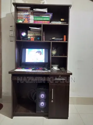 কম্পিউটার টেবিল এবং বুক শেলফ