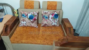 একটি ২+২+১সোফা বিক্রিয় করা হবে।