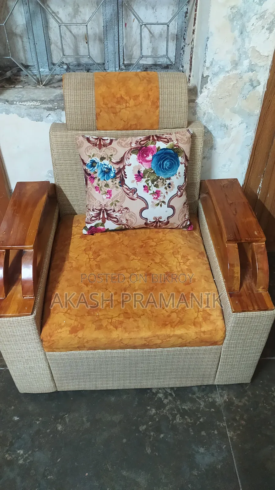 একটি ২+২+১সোফা বিক্রিয় করা হবে।