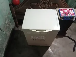 এটি একটি ১০০ লিটার সিঙ্গার ডিপ ফ্রিজ