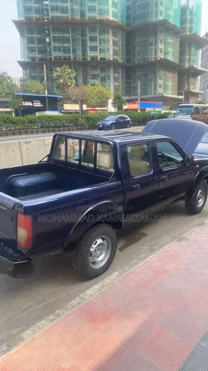 Nissan DoubleCab 2005 Purple