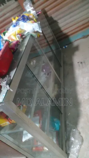 Grocery store inventory with aluminum showcase.