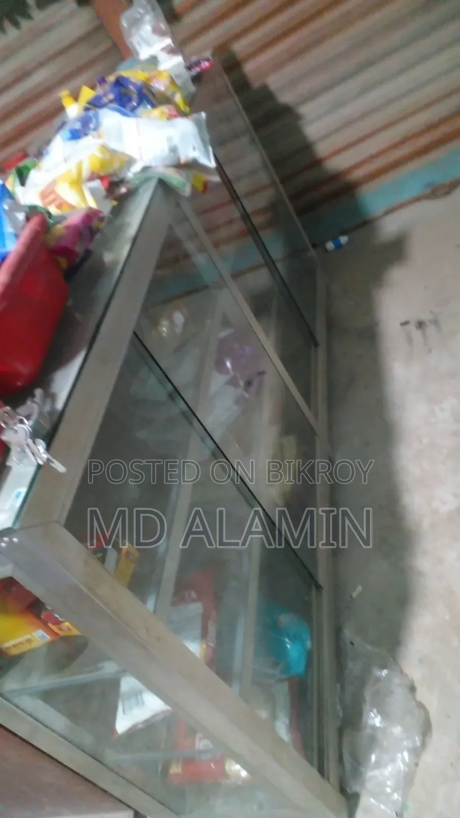 Grocery store inventory with aluminum showcase.