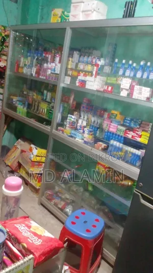 Grocery store inventory with aluminum showcase.