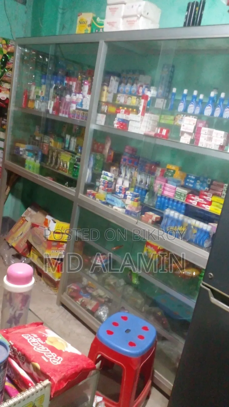 Grocery store inventory with aluminum showcase.