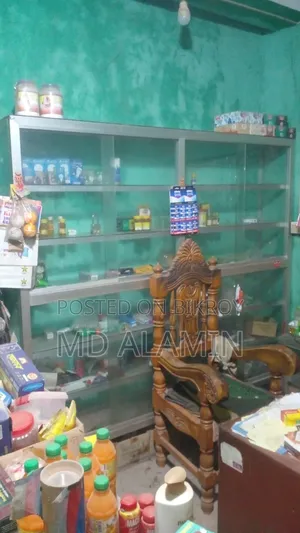 Grocery store inventory with aluminum showcase.