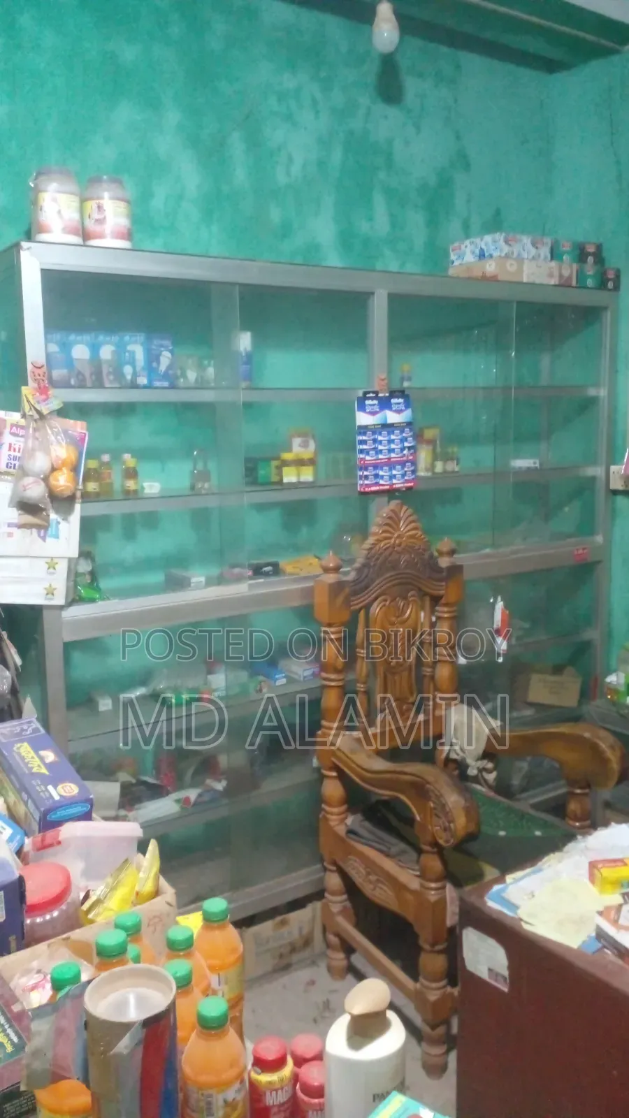 Grocery store inventory with aluminum showcase.