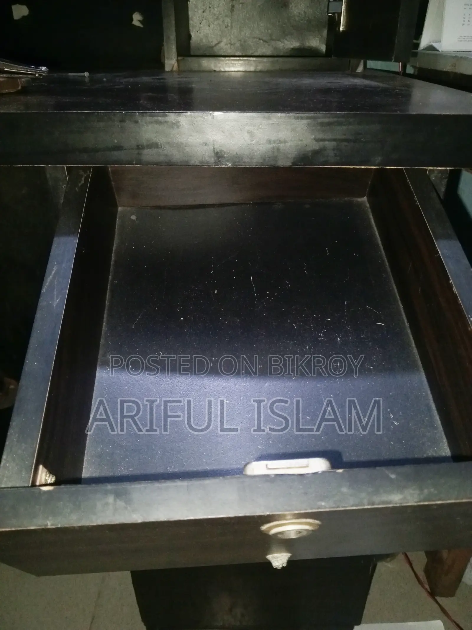 পুরাতন টেবিল বিক্রয়।
