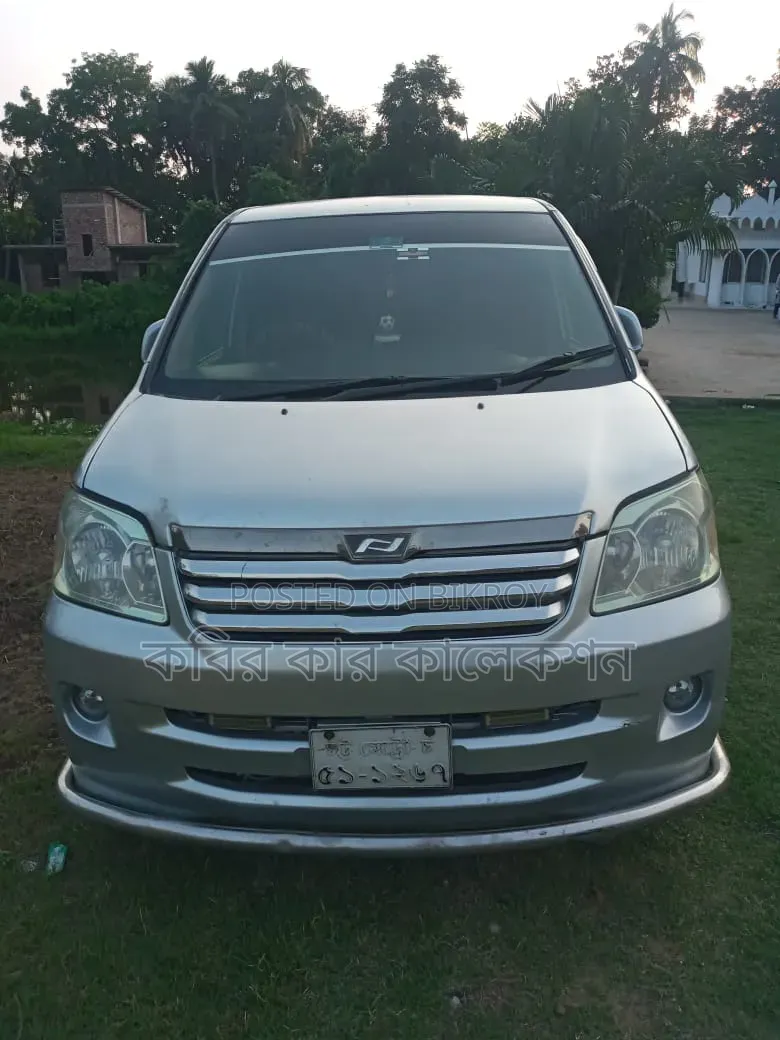 Toyota Noah 2003 Silver