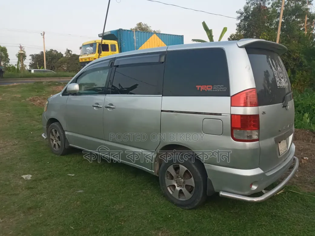 Toyota Noah 2003 Silver