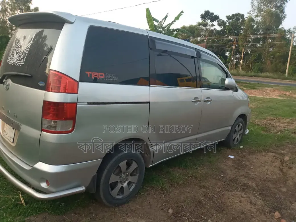Toyota Noah 2003 Silver