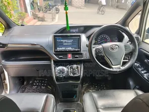 Toyota Esquire 1.8 FWD Hybrid (7 Seater) 2017 Pearl