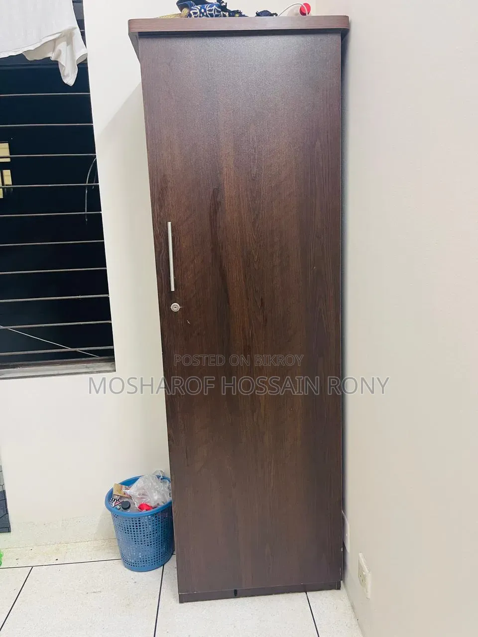 একটি আলমারি এবং Mattress বিক্রি হবে