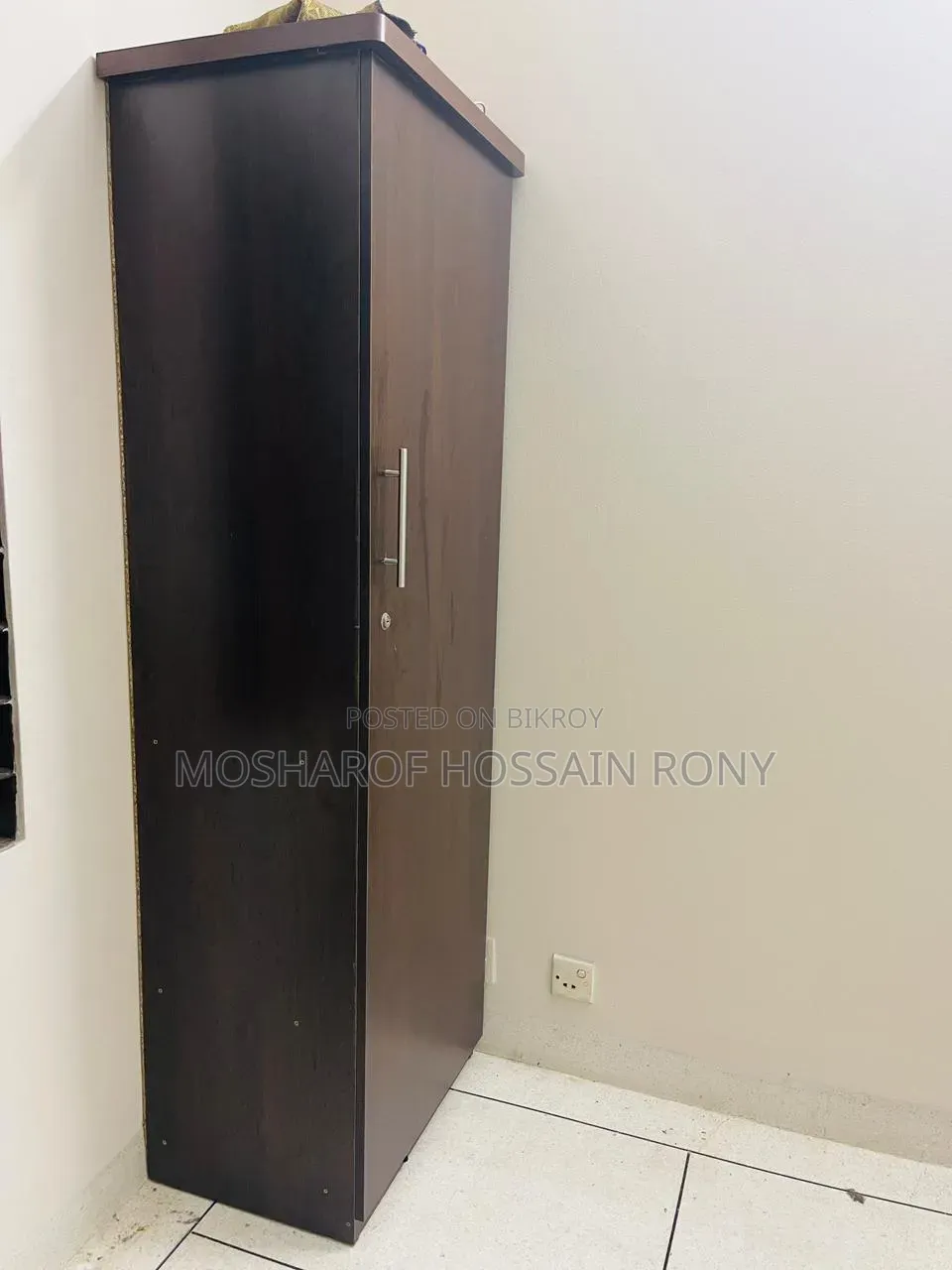 একটি আলমারি এবং Mattress বিক্রি হবে