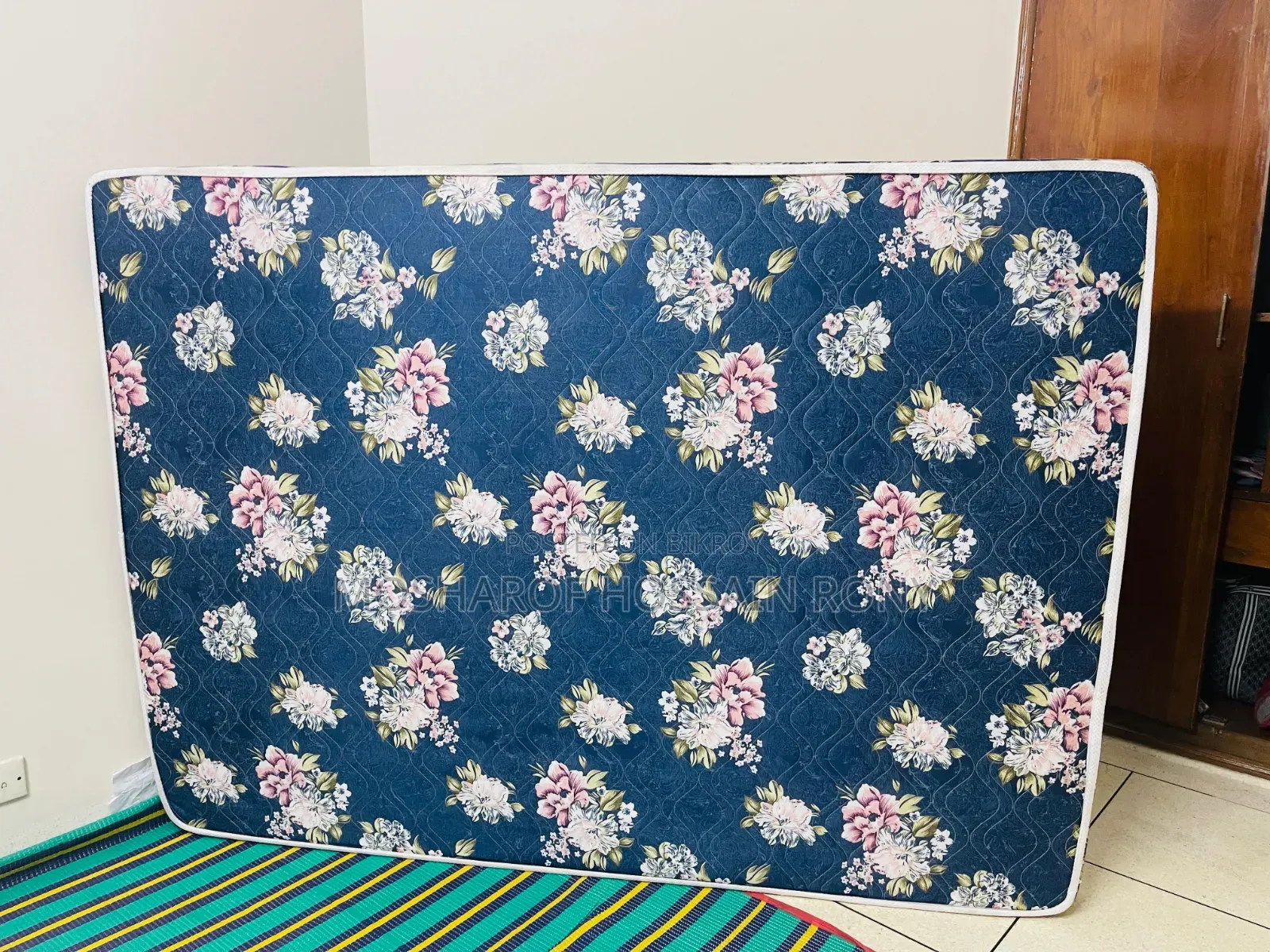 একটি আলমারি এবং Mattress বিক্রি হবে
