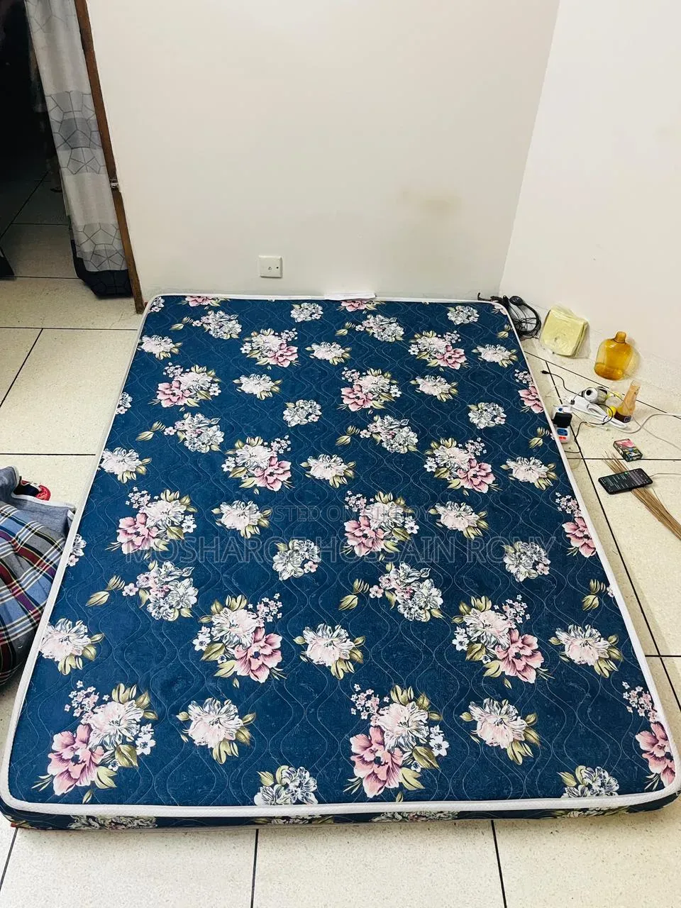 একটি আলমারি এবং Mattress বিক্রি হবে