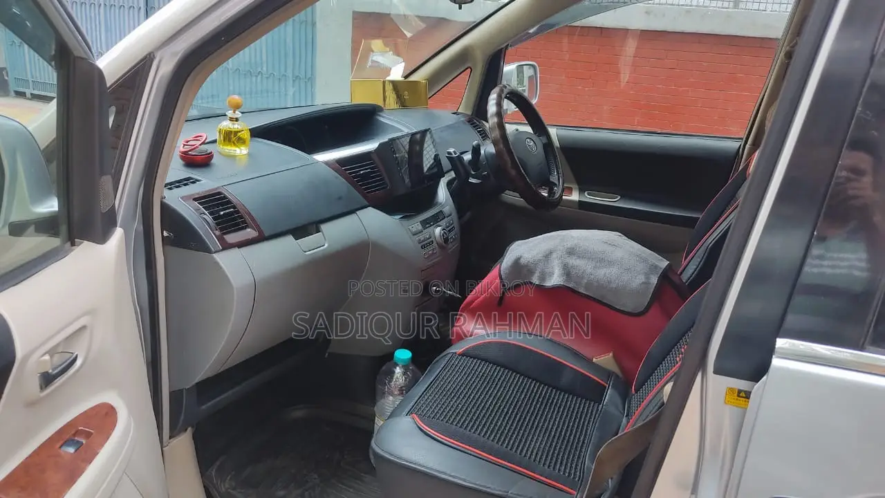 Toyota Noah 2002 White