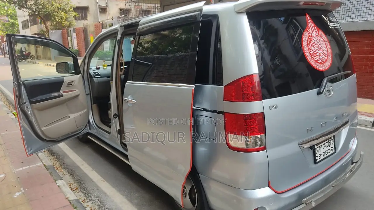 Toyota Noah 2002 White