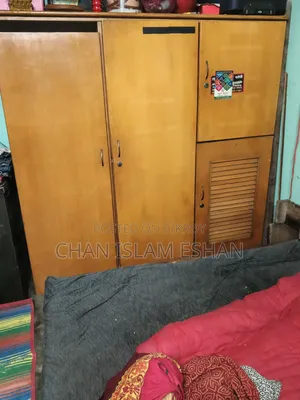 কাঠের তৈরি আলমারি