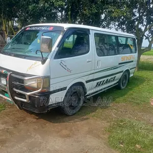 টয়োটা হাইএস ২০০৬ সাদা