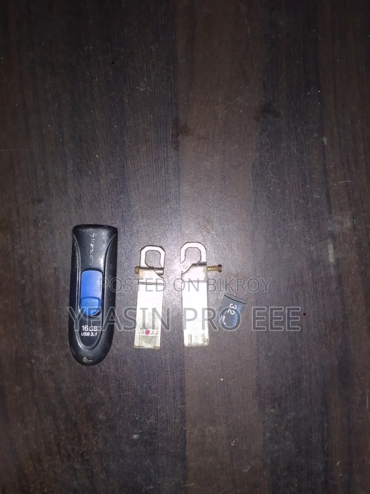 পেন ড্রাইভ ৩টি, মেমোরি কার্ড ১টি