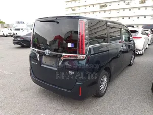Toyota Esquire 2020 Blue