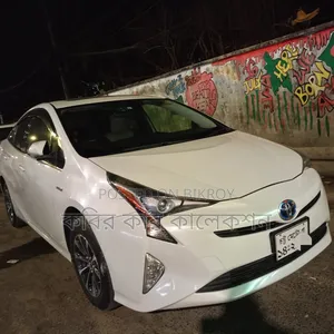 Toyota Prius 4dr Hatchback (1.8L 4cyl Gas/Electric Hybrid CVT) 2016