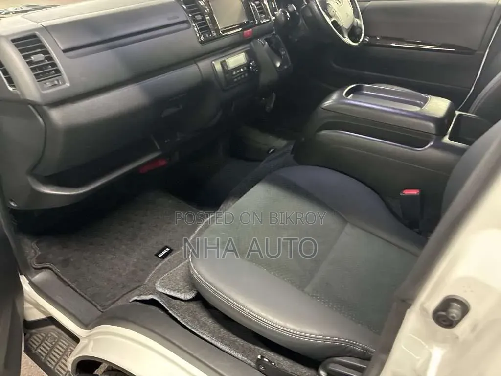 Toyota HiAce 2021 Pearl