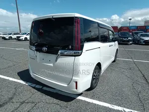 Toyota Esquire 2.0 FWD (8 Seater) 2021 Pearl