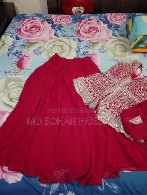 বিক্রির জন্য একটি পোশাক