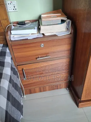 বেডসাইড ওয়্যারড্রোব/লকার।