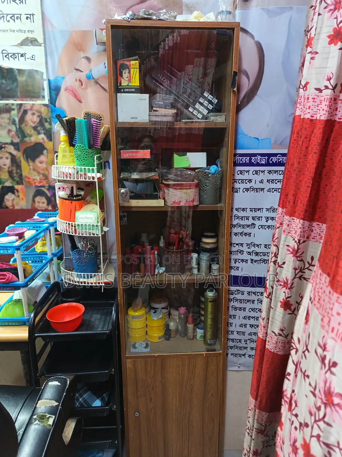 দুইটা ভ্রু প্লাক চেয়ার একটা টলি একটা শোকেস